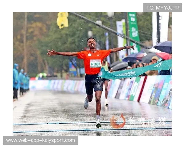 马拉松跑者“冲线瞬间”燃爆全场！